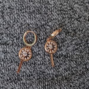 NWOT Rose gold handling earrings